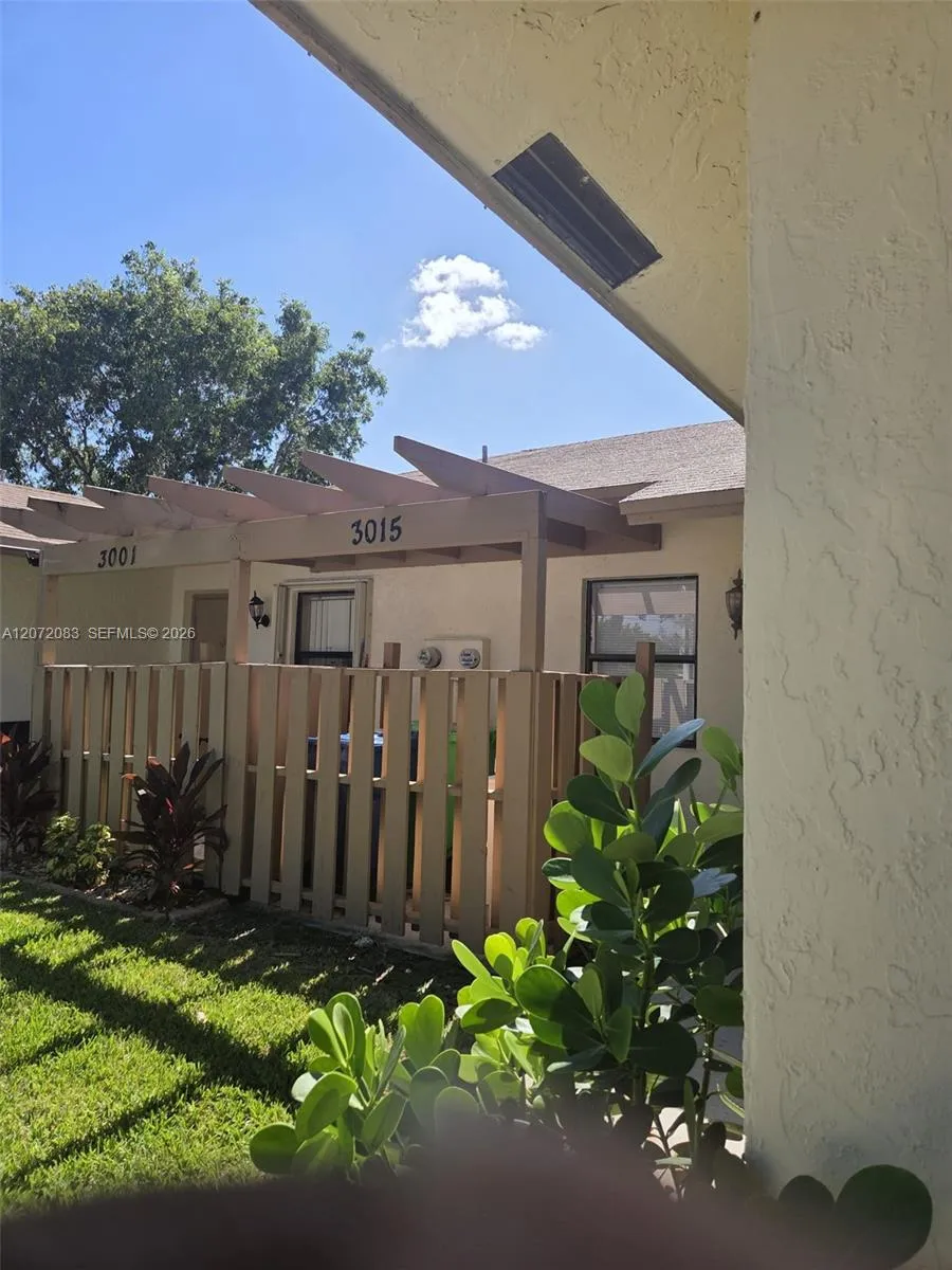 Foto de propiedad en 3015 NW 109th Avenue, Sunrise, FL 33322 Sunrise con MLS# 