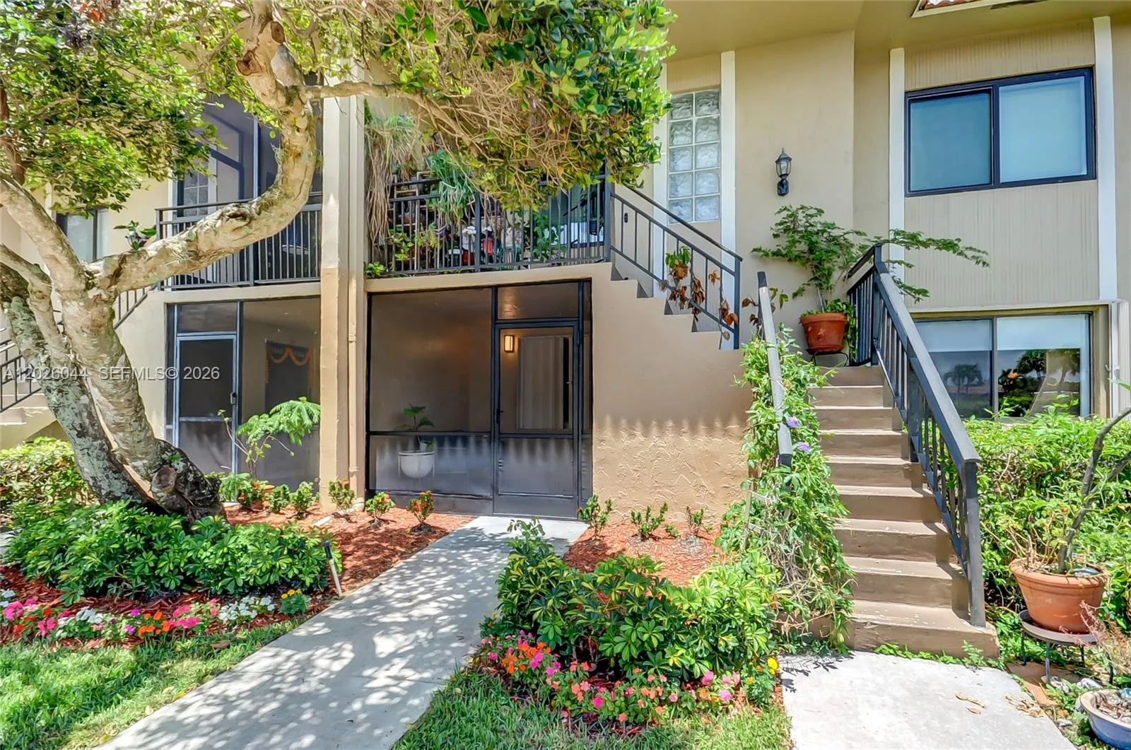 Foto de propiedad en 302 Lakeview Drive 105, Weston, FL 33326 Weston con MLS# 