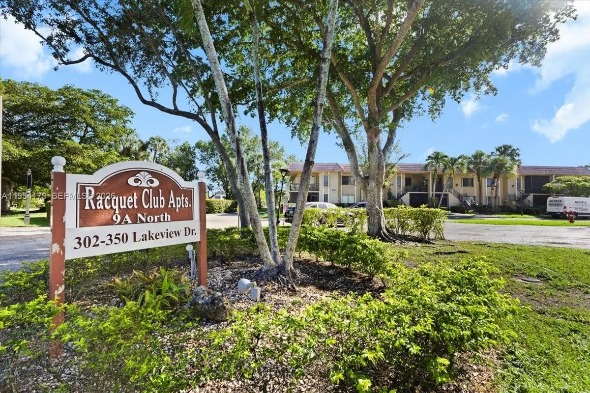 Foto de propiedad en 302 Lakeview Drive 203, Weston, FL 33326 Weston con MLS# 