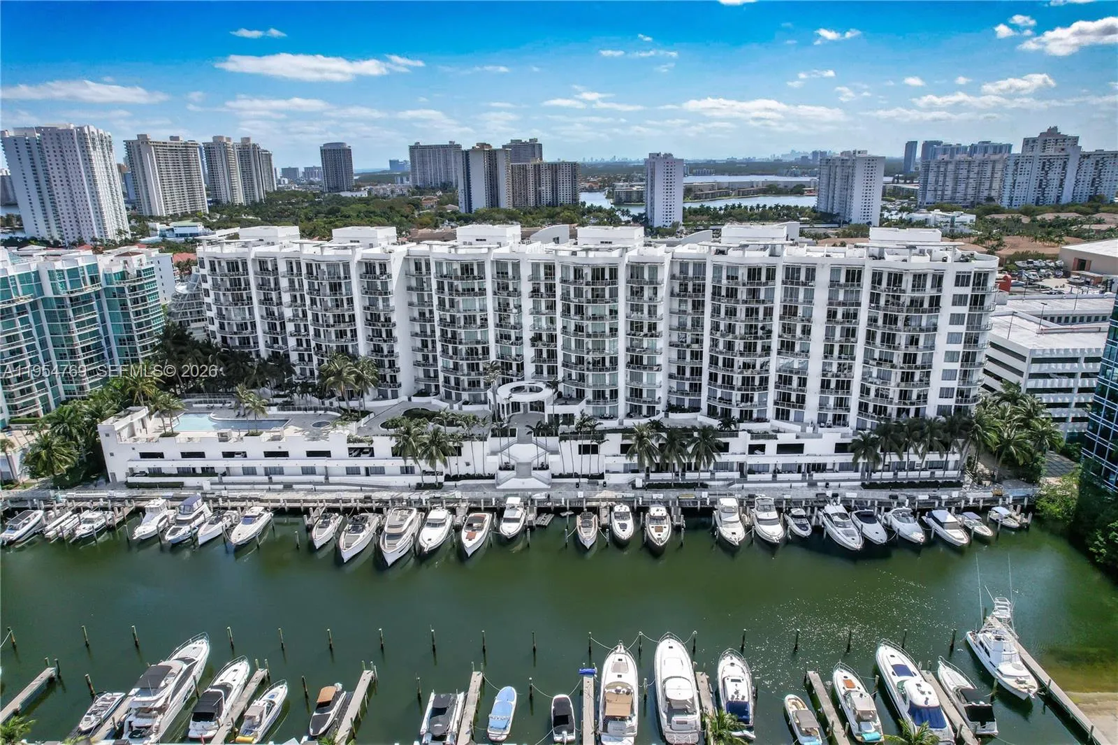 Foto de propiedad en 3029 NE 188th Street 319, Aventura, FL 33180 Aventura con MLS# 