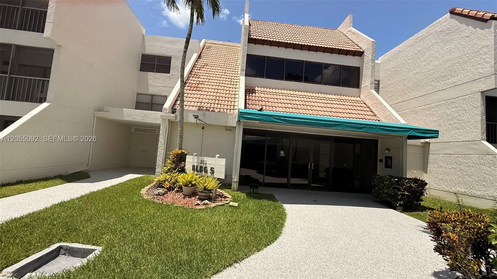 Foto de propiedad en 303 Racquet Club Road 206, Weston, FL 33326 Weston con MLS# 
