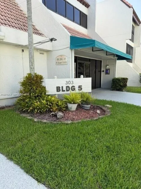 Foto de propiedad en 303 Racquet Club Road 309, Weston, FL 33326 Weston con MLS# 