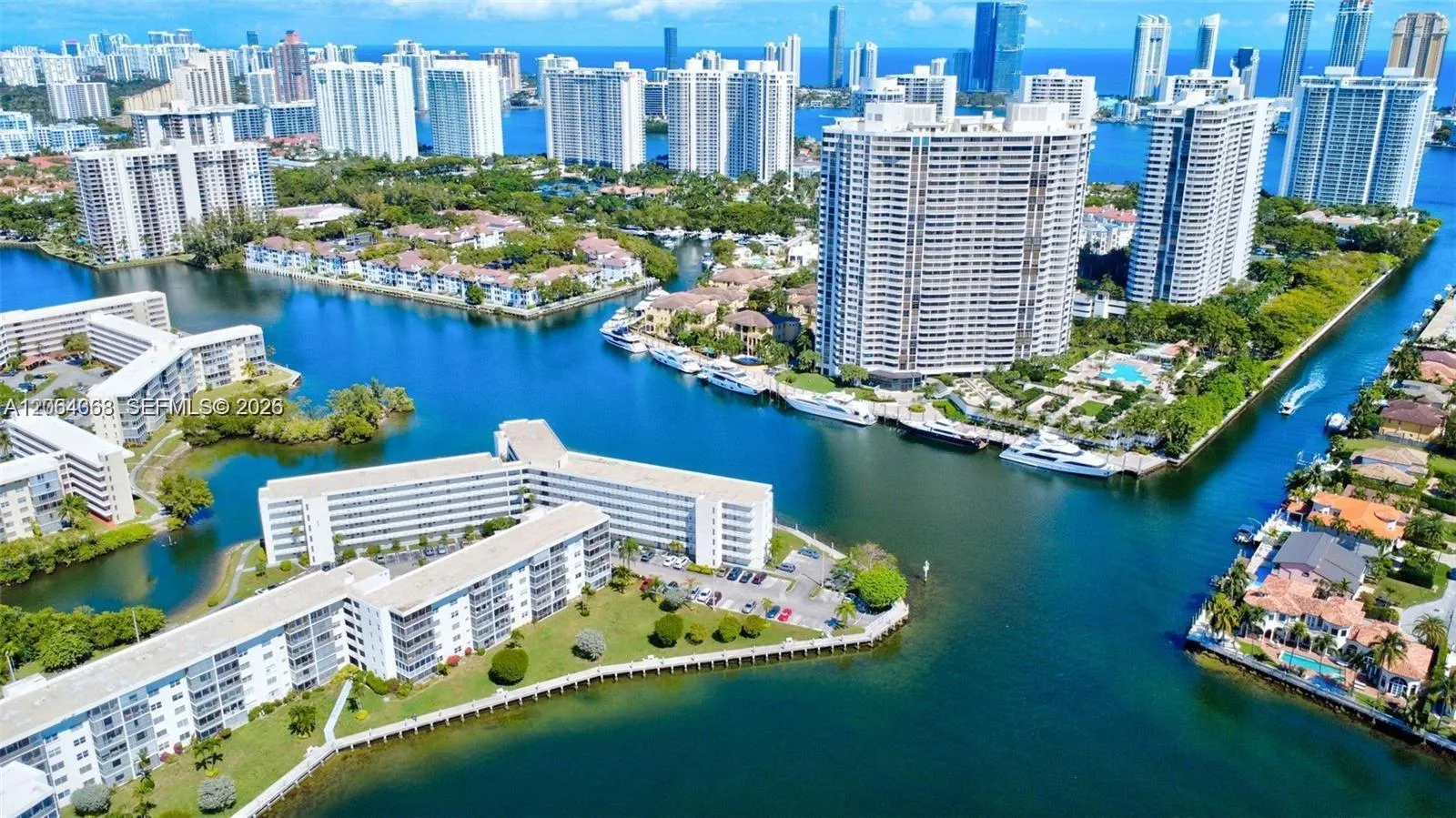 Foto de propiedad en 3030 Marcos Drive T301, Aventura, FL 33160 Aventura con MLS# 