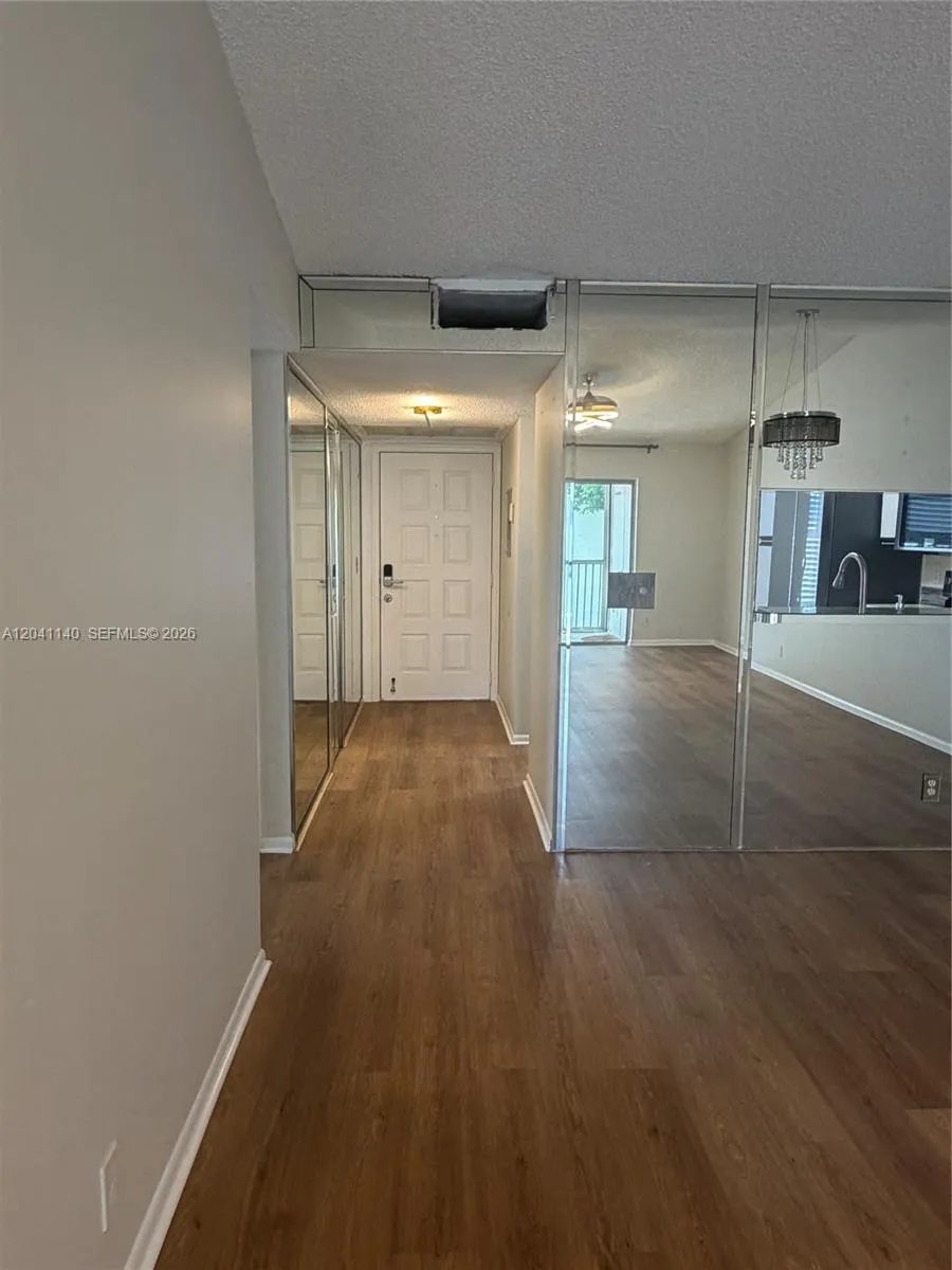 Foto de propiedad en 3031 Holiday Springs Boulevard 205-7, Margate, FL 33063 Margate con MLS# 
