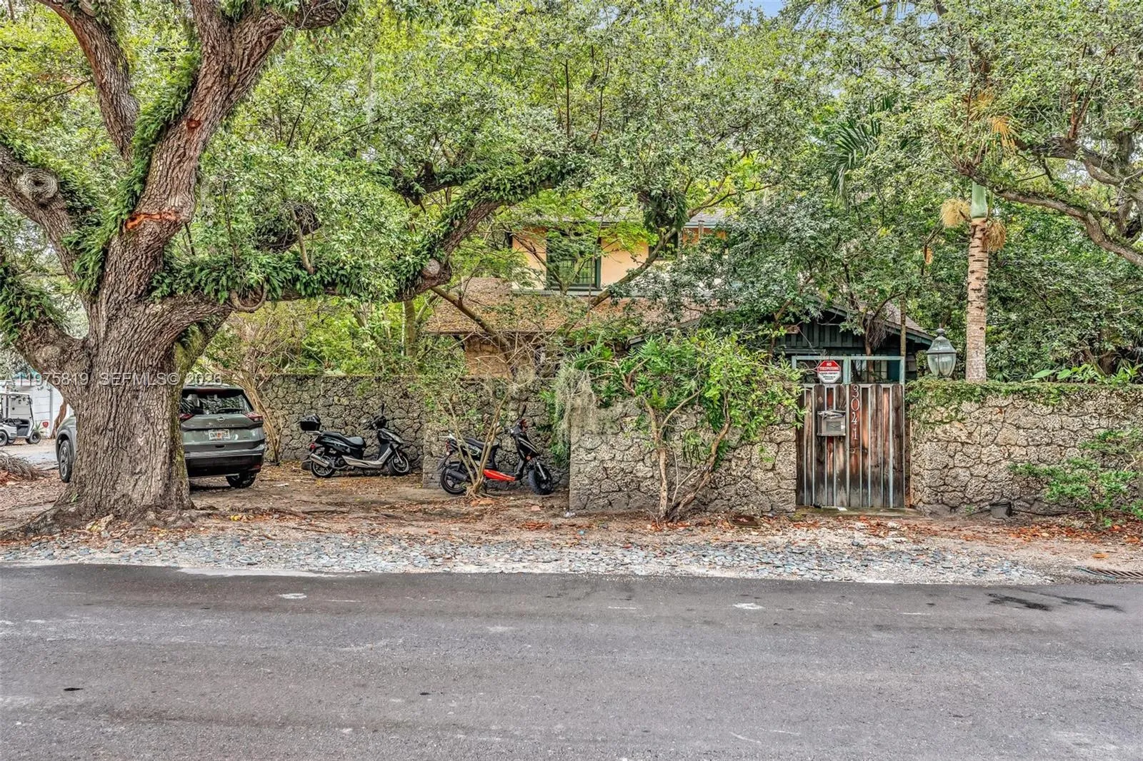 Foto de propiedad en 3041 Oak Avenue, Miami, FL 33133 Miami con MLS# 