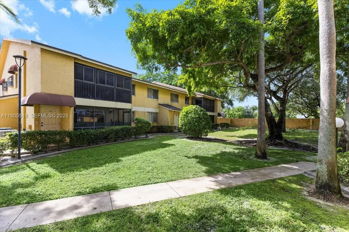 Foto de propiedad en 3047 N Oakland Forest Drive 204, Oakland Park, FL 33309 Oakland Park con MLS# 
