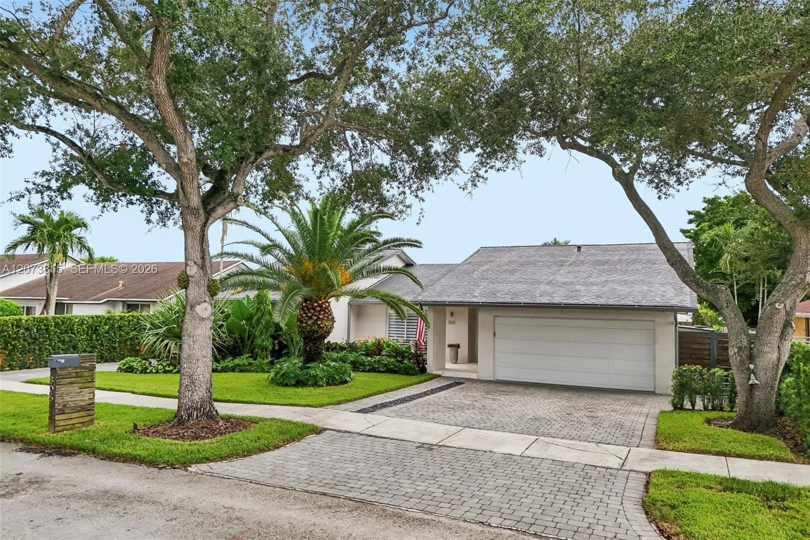 Foto de propiedad en 305 SW 134th Court, Miami, FL 33184 Miami con MLS# 