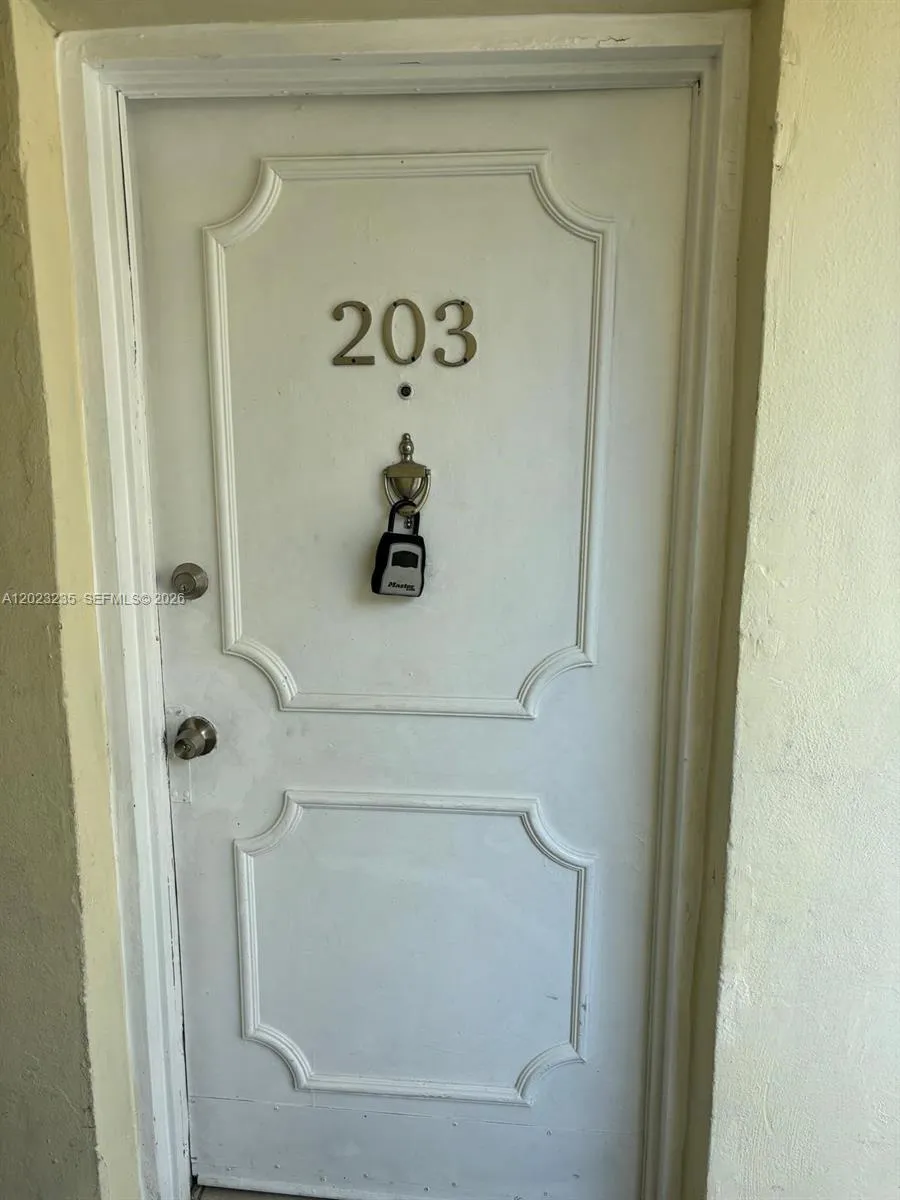 Foto de propiedad en 3050 S Dixie Highway 203, Miami, FL 33133 Miami con MLS# 