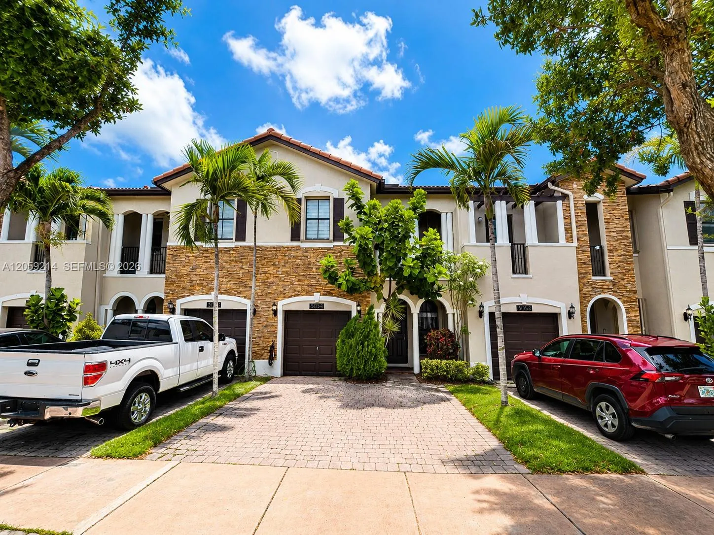 Foto de propiedad en 3054 NW 103rd Path, Doral, FL 33172 Doral con MLS# 