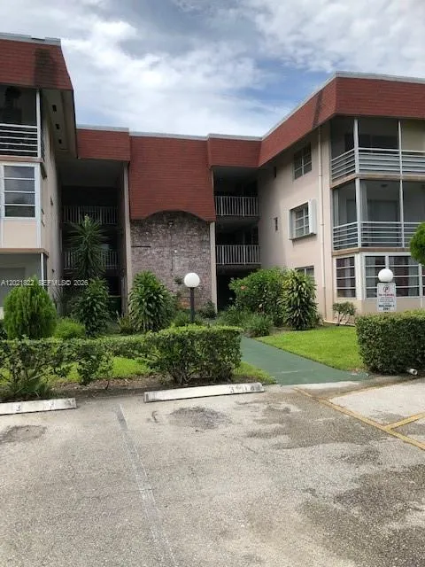 Foto de propiedad en 3061 NW 47th Terrace 335B, Lauderdale Lakes, FL 33313 Lauderdale Lakes con MLS# 