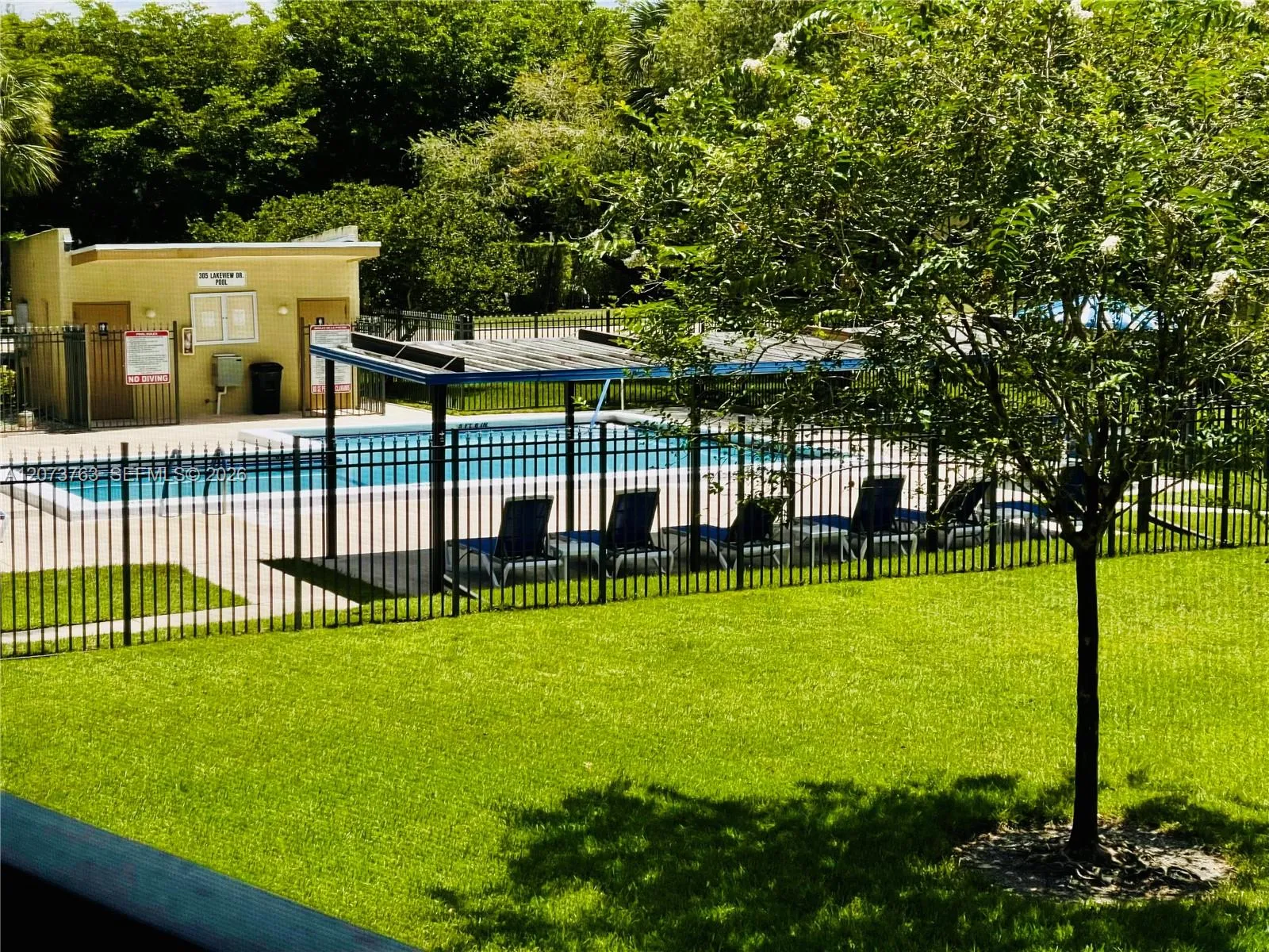Foto de propiedad en 307 Lakeview Drive 202, Weston, FL 33326 Weston con MLS# 