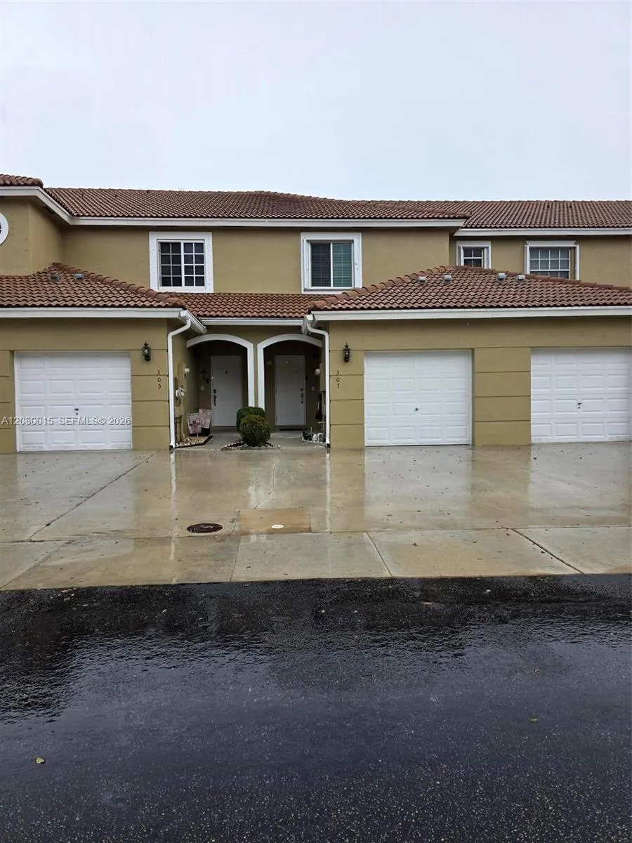 Foto de propiedad en 307 SW 120th Avenue, Pembroke Pines, FL 33025 Pembroke Pines con MLS# 