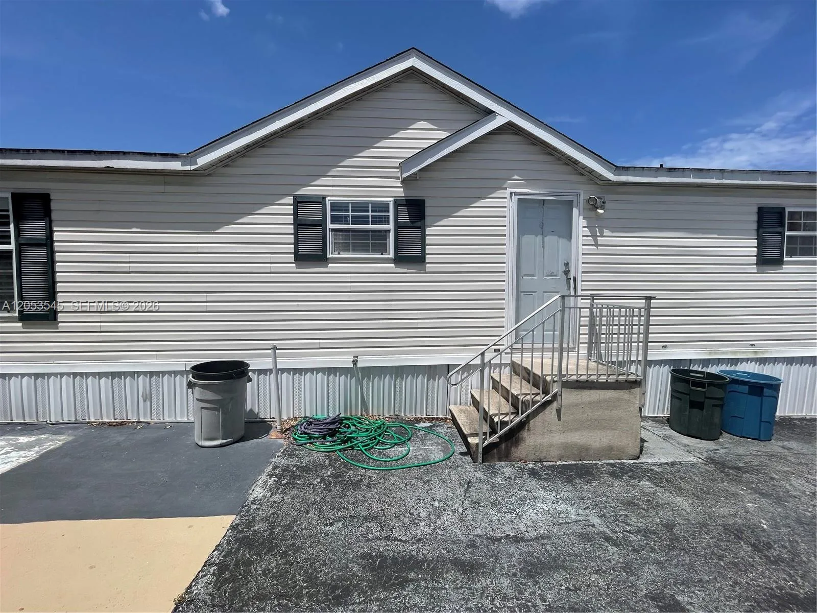 Foto de propiedad en 3070 Cove Drive, Dania Beach, FL 33312 Dania Beach con MLS# 