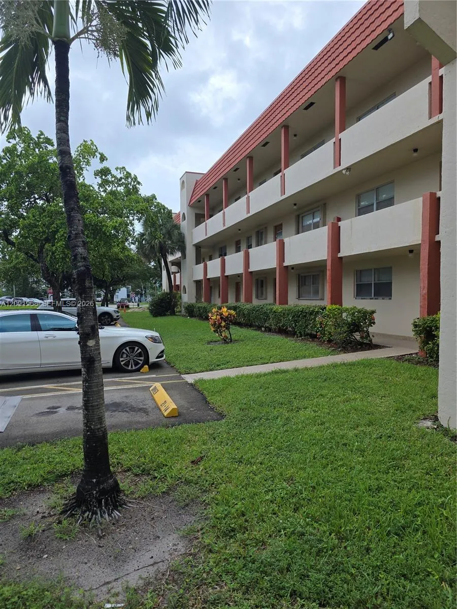 Foto de propiedad en 3071 E Sunrise Lakes Drive 107, Sunrise, FL 33322 Sunrise con MLS# 