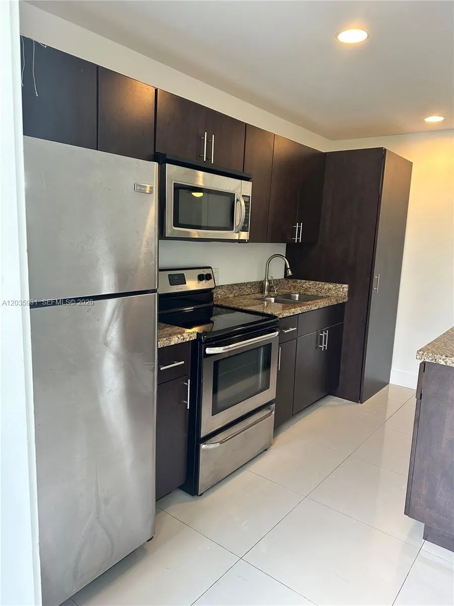 Foto de propiedad en 3071 SW 27th Avenue 25, Miami, FL 33133 Miami con MLS# 