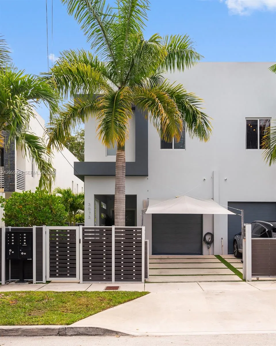 Foto de propiedad en 3073 Carter Street 3073, Miami, FL 33133 Miami con MLS# 