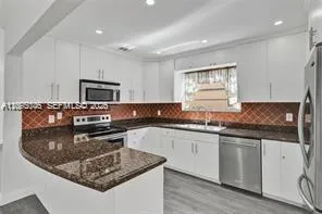 En Renta 3074 SW 17th Street rear, Miami, FL 33145, Miami, FL 33145