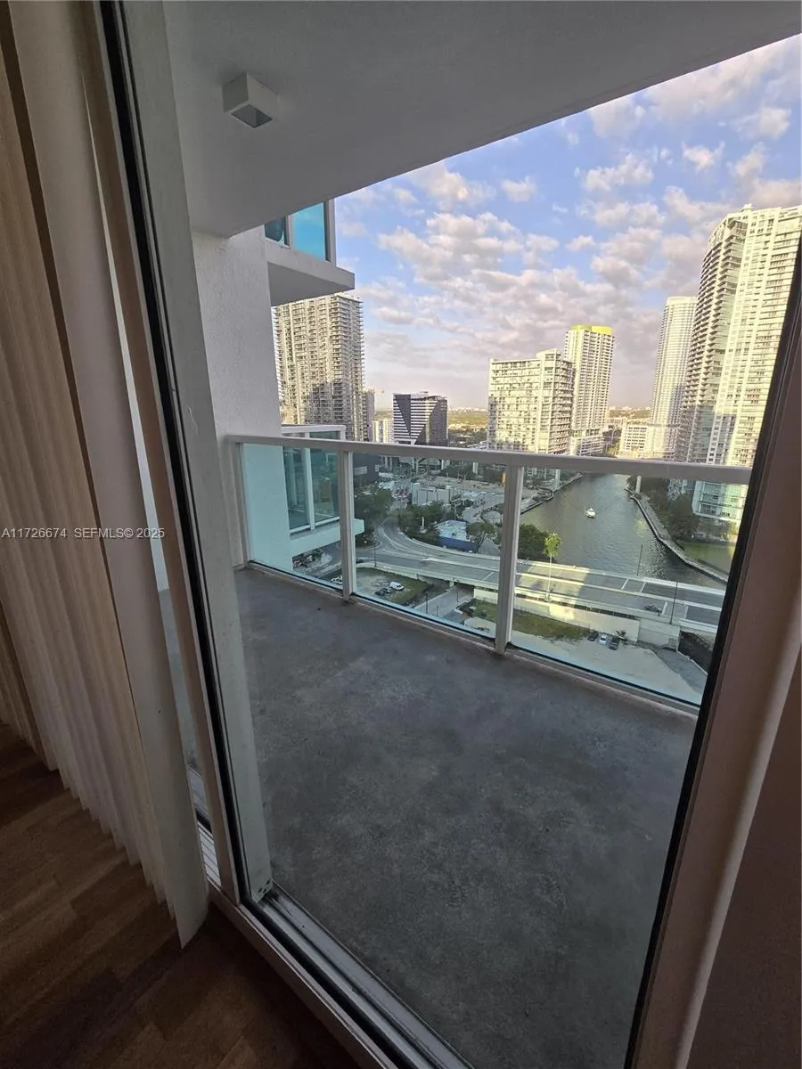 Foto de propiedad en 31 SE 5th Street 2409, Miami, FL 33131 Miami con MLS# 