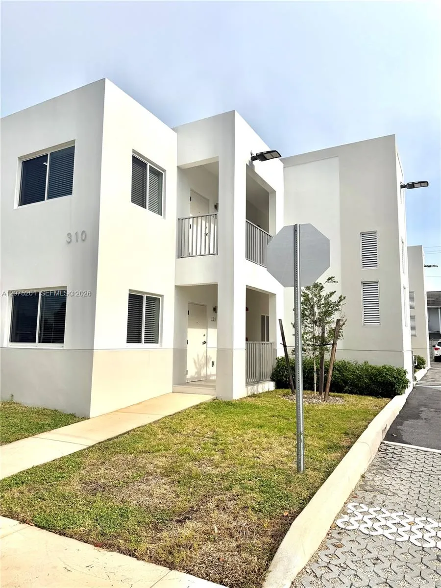 Foto de propiedad en 310 E 7th Street 203, Hialeah, FL 33010 Hialeah con MLS# 