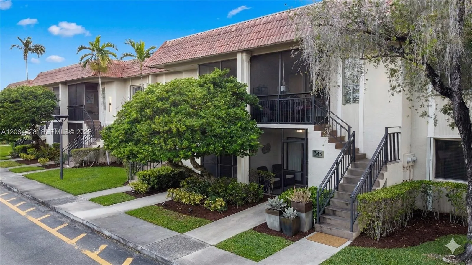 Foto de propiedad en 310 Lakeview Drive 105, Weston, FL 33326 Weston con MLS# 