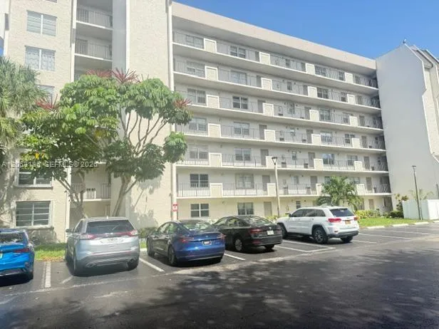 Foto de propiedad en 3100 W Rolling Hills Circle 101, Davie, FL 33328 Davie con MLS# 