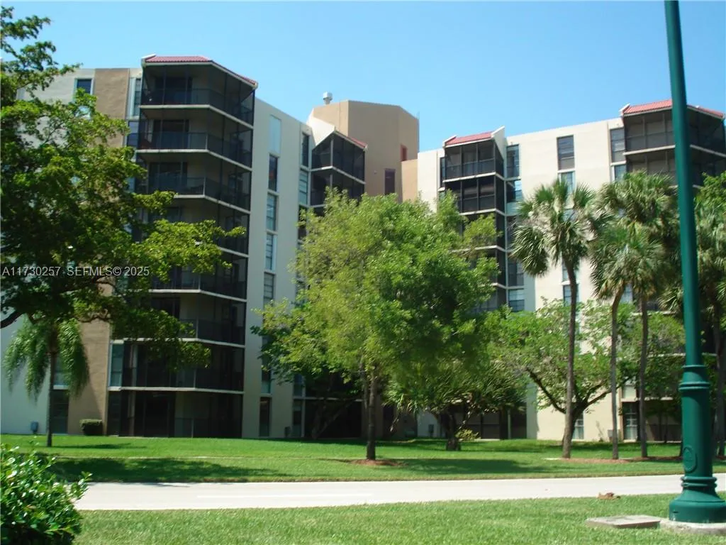 Foto de propiedad en 3101 N Country Club Drive 306, Aventura, FL 33180 Aventura con MLS# 