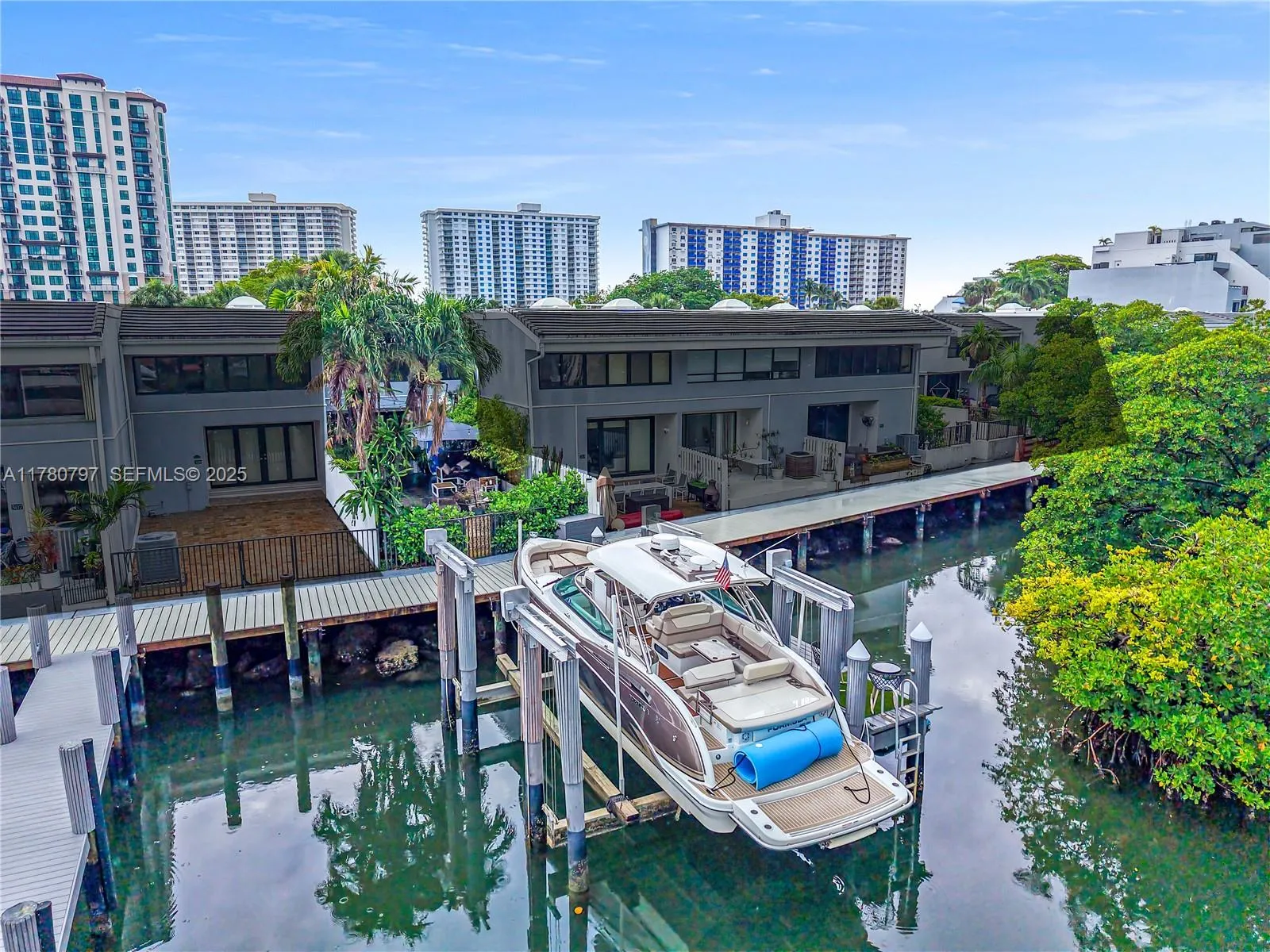 Foto de propiedad en 311 Poinciana Drive 801, Sunny Isles Beach, FL 33160 Sunny Isles Beach con MLS# 