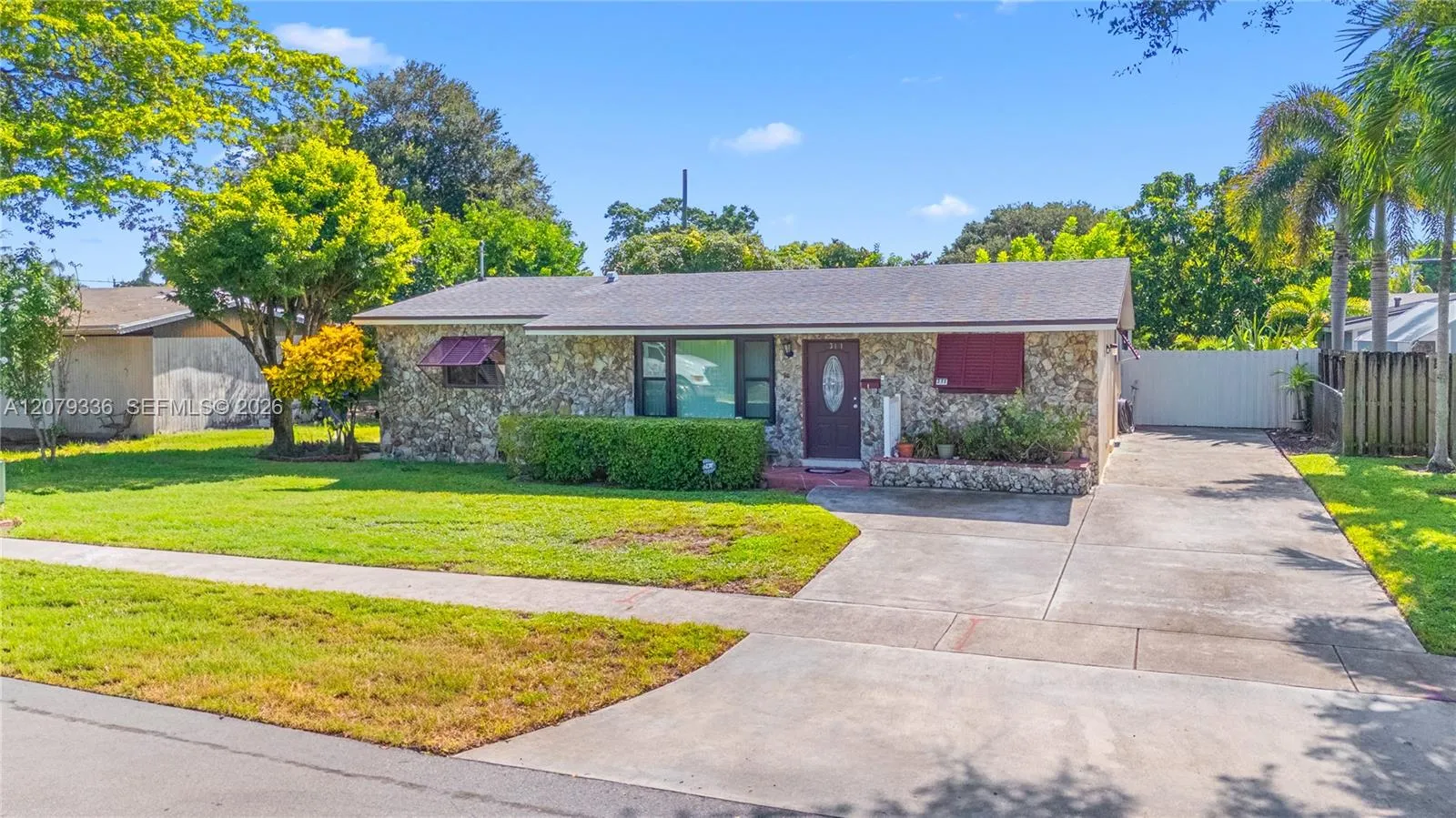 Foto de propiedad en 311 SW 70th Terrace, Pembroke Pines, FL 33023 Pembroke Pines con MLS# 