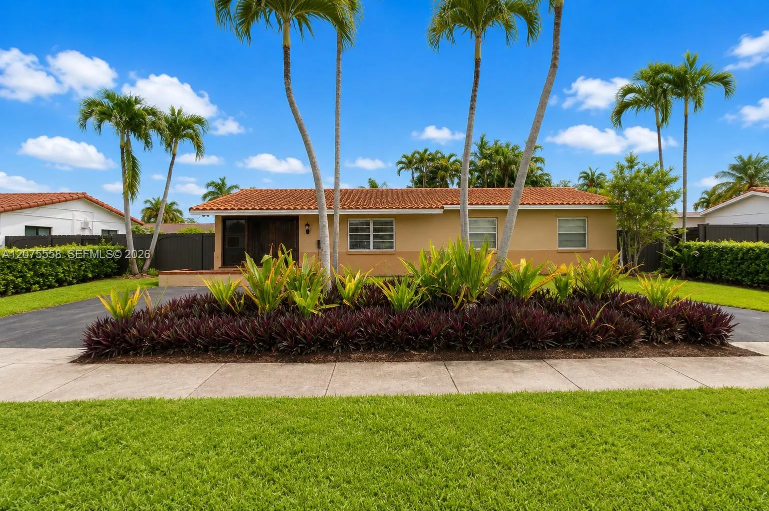 Foto de propiedad en 3115 Village Green Drive, Miami, FL 33175 Miami con MLS# 