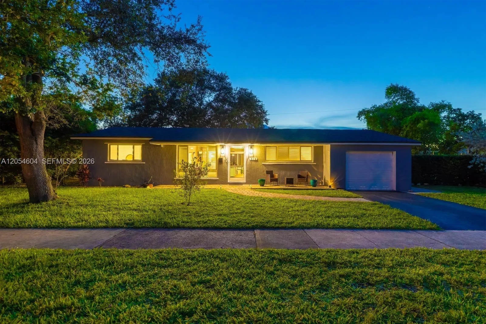 Foto de propiedad en 312 N Luna Court, Hollywood, FL 33021 Hollywood con MLS# 