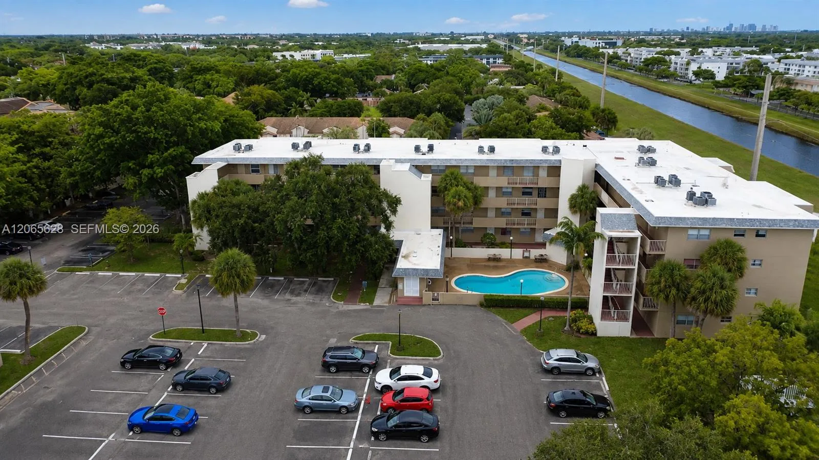 Foto de propiedad en 3120 N Pine Island Road 403, Sunrise, FL 33351 Sunrise con MLS# 