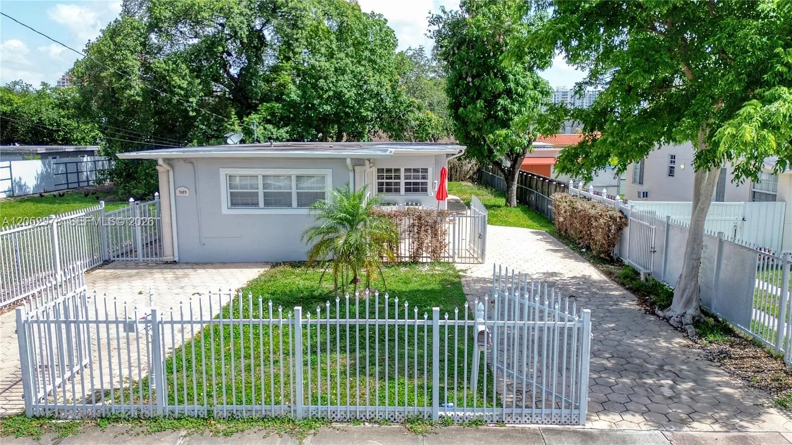 Foto de propiedad en 3121 SW 25th Terrace Right, Miami, FL 33133 Miami con MLS# 