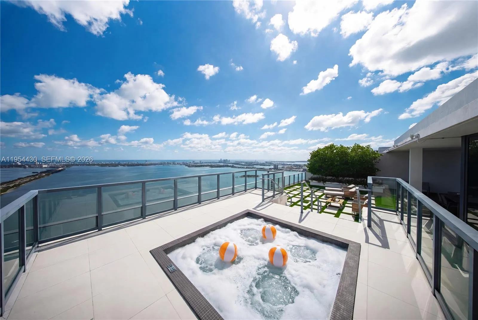 Foto de propiedad en 3131 NE 7th Avenue UPH5303, Miami, FL 33137 Miami con MLS# 
