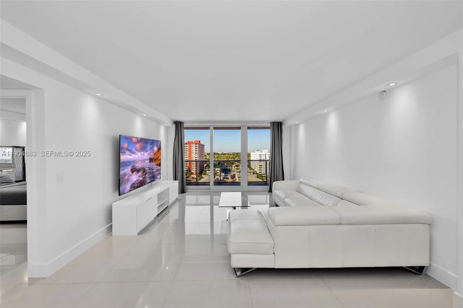 Foto de propiedad en 3140 S Ocean Drive 1011, Hallandale Beach, FL 33009 Hallandale Beach con MLS# 