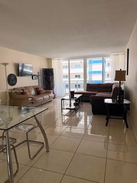 Foto de propiedad en 3140 S Ocean Drive 309, Hallandale Beach, FL 33009 Hallandale Beach con MLS# 