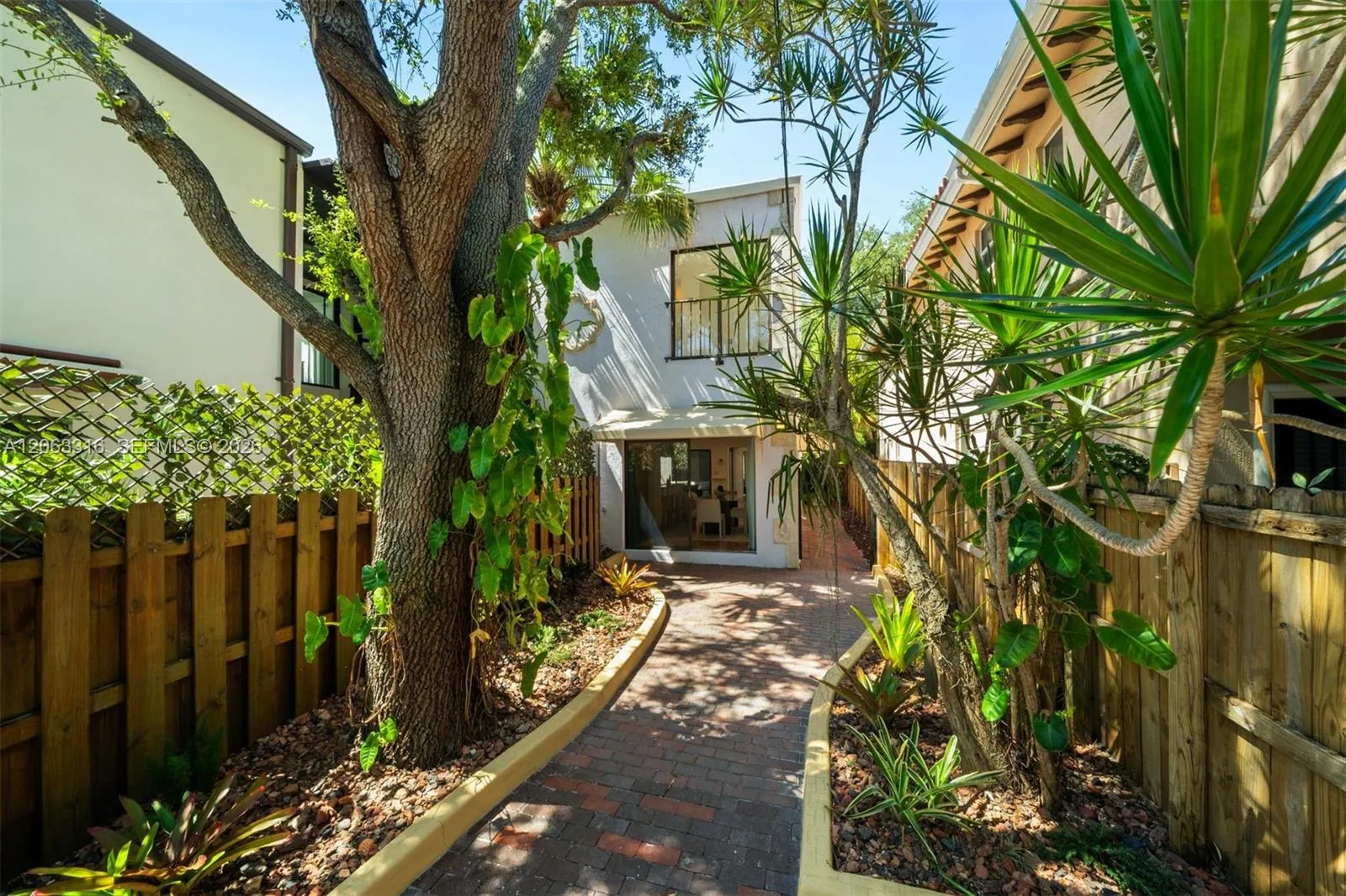 Foto de propiedad en 3145 Jackson Avenue, Miami, FL 33133 Miami con MLS# 