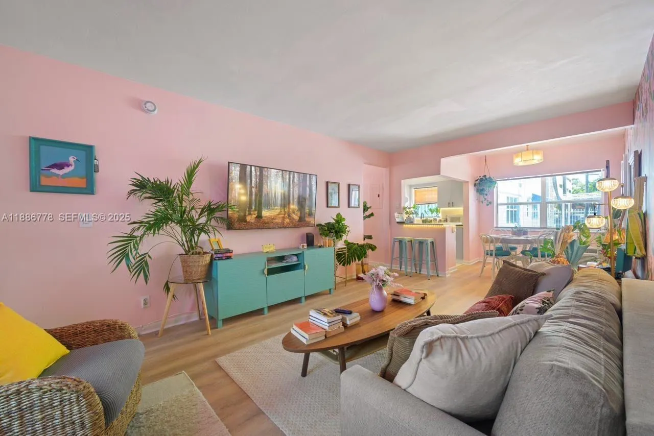 Foto de propiedad en 315 Van Buren Street 104B, Hollywood, FL 33019 Hollywood con MLS# 