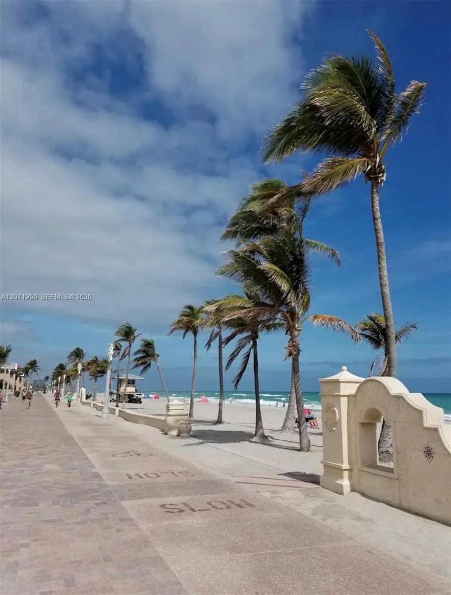 Foto de propiedad en 315 Van Buren Street 107B, Hollywood, FL 33019 Hollywood con MLS# 