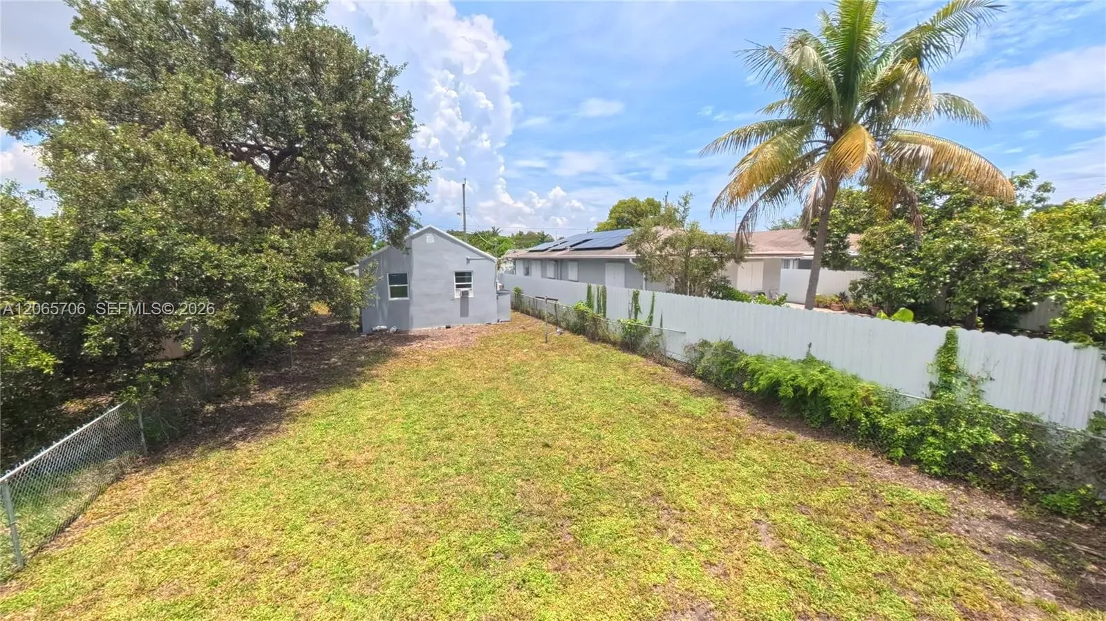 Foto de propiedad en 3156 NW 55th Street, Miami, FL 33142 Miami con MLS# 