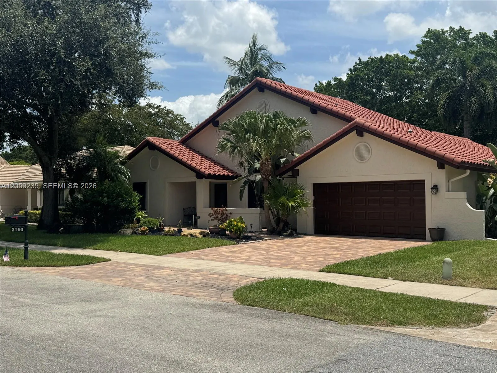 Foto de propiedad en 3160 Peachtree Circle, Davie, FL 33328 Davie con MLS# 