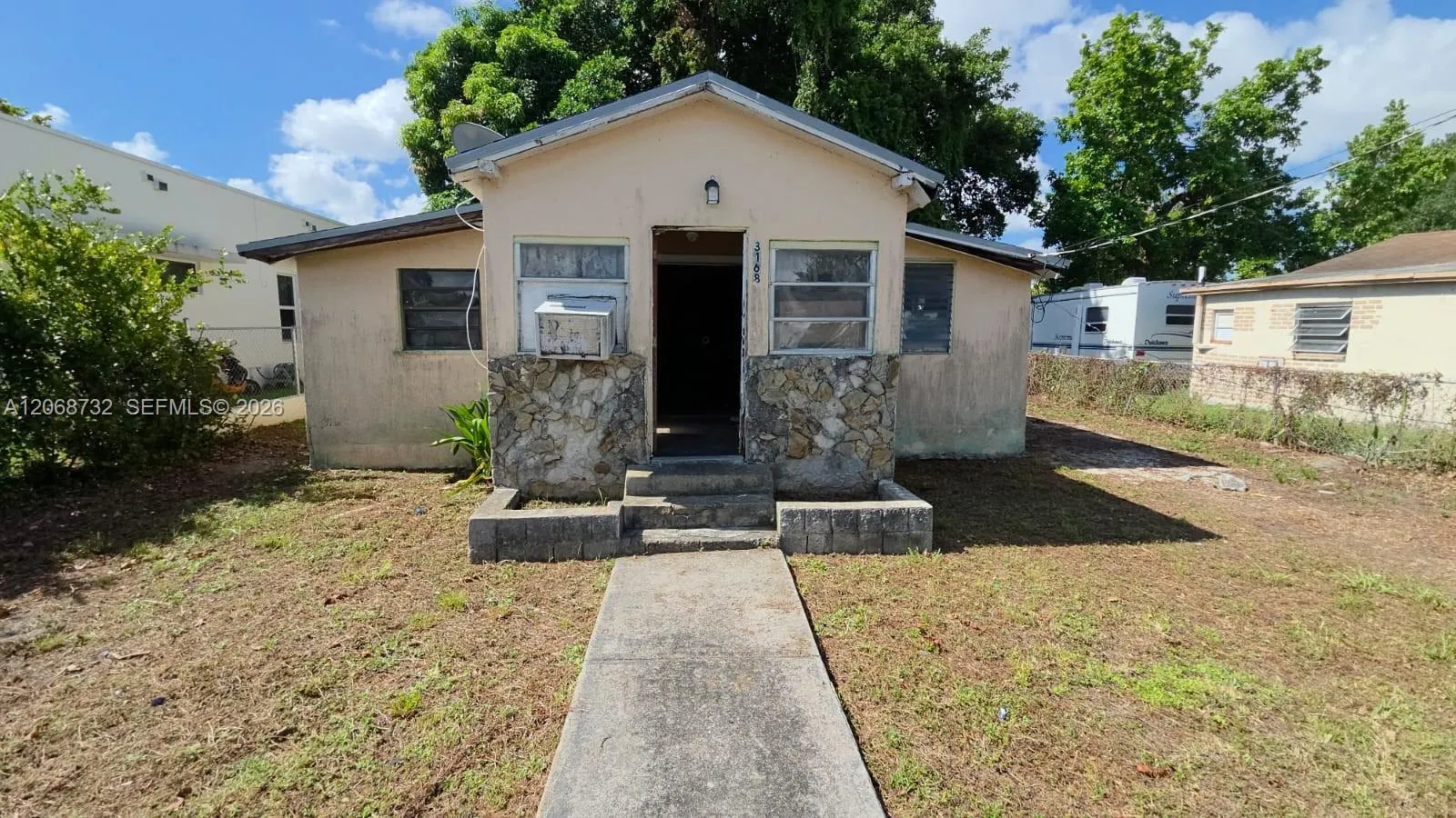 Foto de propiedad en 3168 NW 66th Street, Miami, FL 33147 Miami con MLS# 