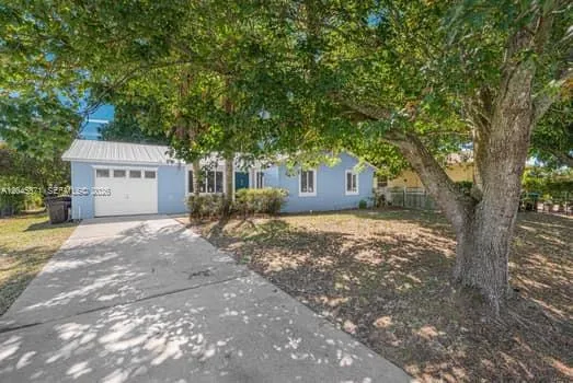 Foto de propiedad en 3185 SW Crumpacker Street, Port St. Lucie, FL 34953 Port St. Lucie con MLS# 
