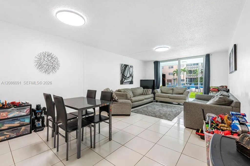En Venta 319 NE 14th Avenue 106, Hallandale Beach, FL 33009, Hallandale Beach, FL 33009