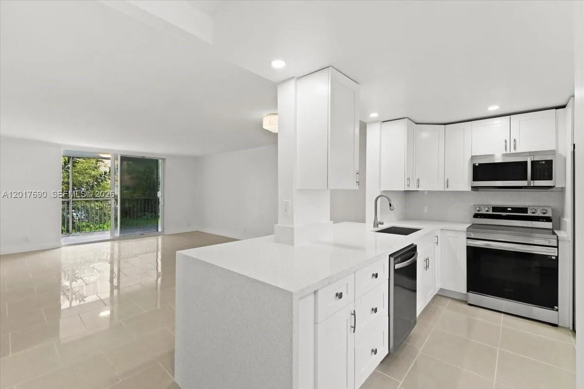 Vendido 319 NE 14th Avenue 201, Hallandale Beach, FL 33009, Hallandale Beach, FL 33009