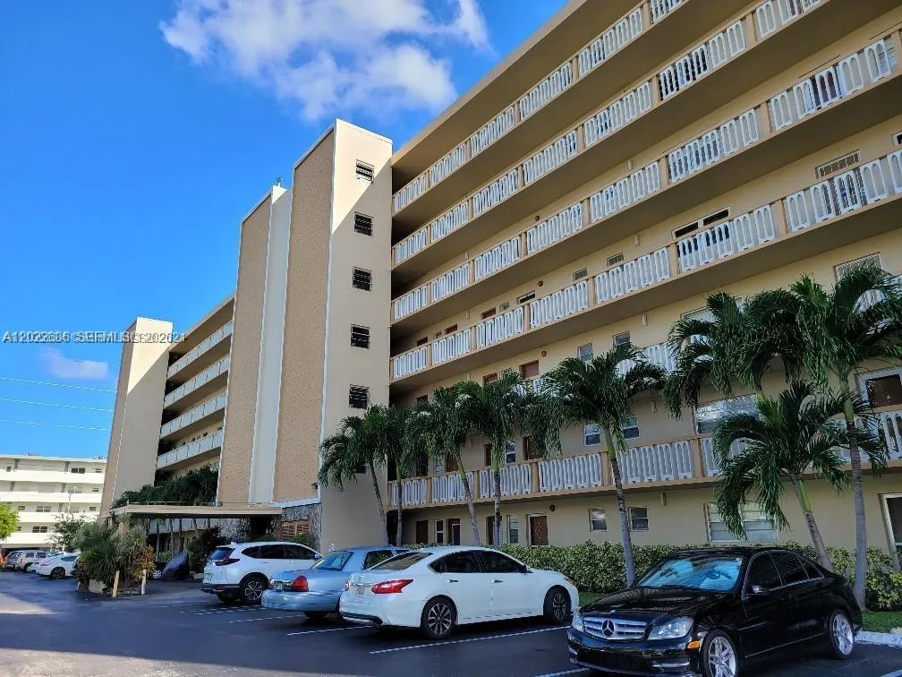 Foto de propiedad en 319 NE 14th Avenue 607, Hallandale Beach, FL 33009 Hallandale Beach con MLS# 