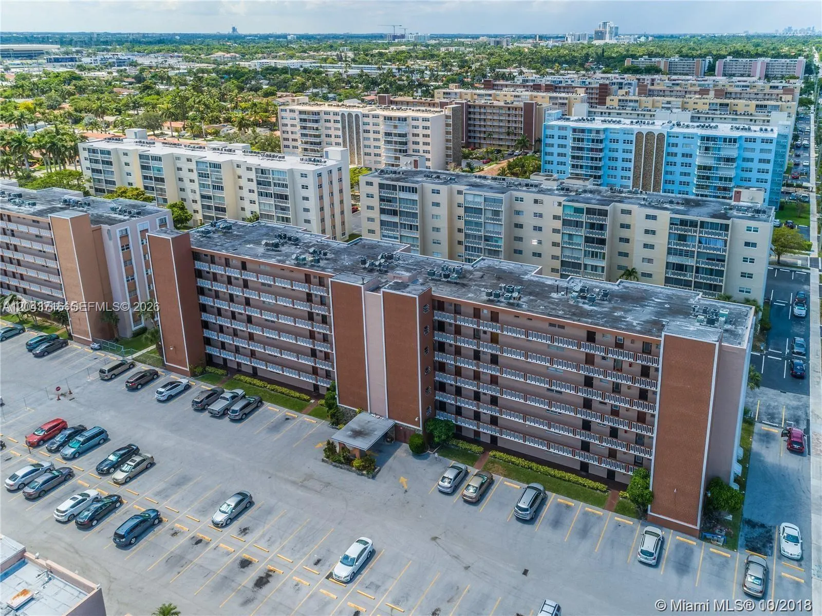 Foto de propiedad en 320 NE 12th Avenue 303, Hallandale Beach, FL 33009 Hallandale Beach con MLS# 