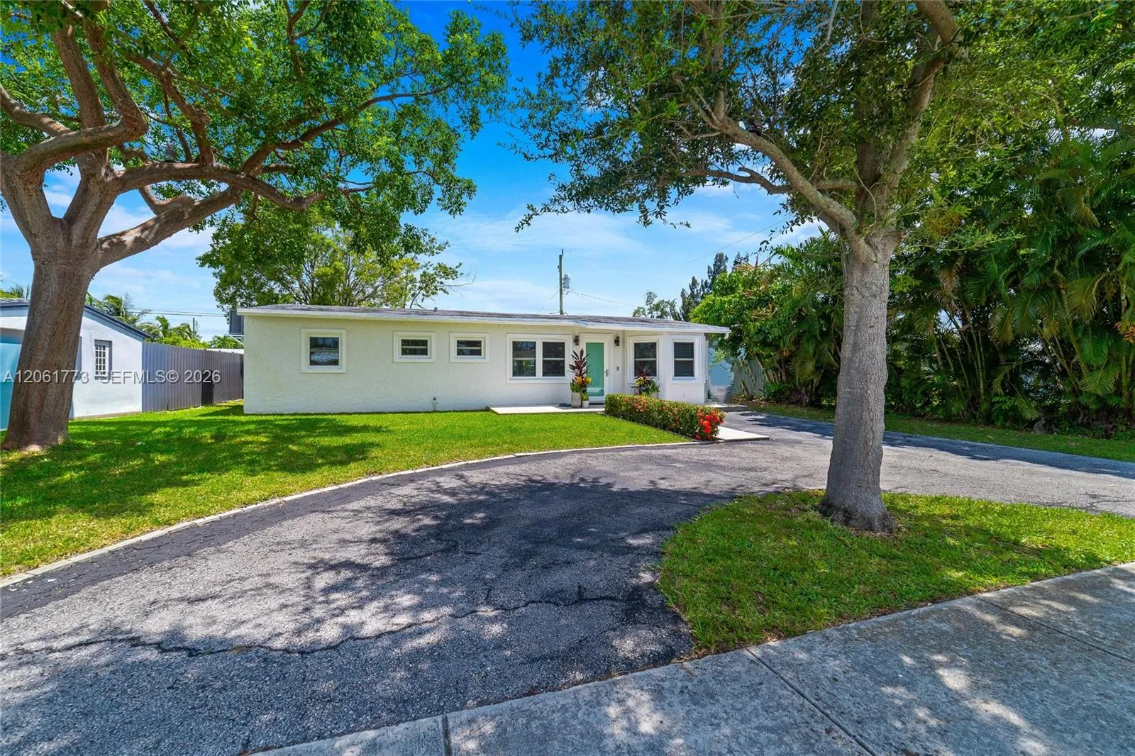 Foto de propiedad en 320 NE 59th Court, Oakland Park, FL 33334 Oakland Park con MLS# 