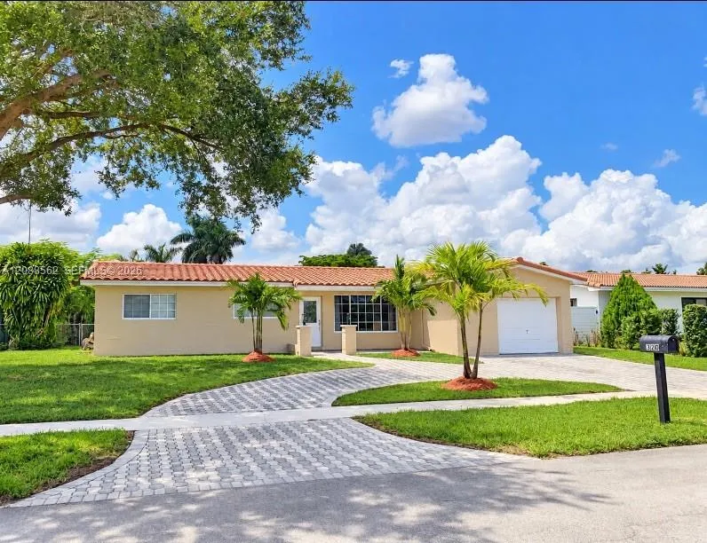 Foto de propiedad en 320 NW 93rd Terrace, Pembroke Pines, FL 33024 Pembroke Pines con MLS# 