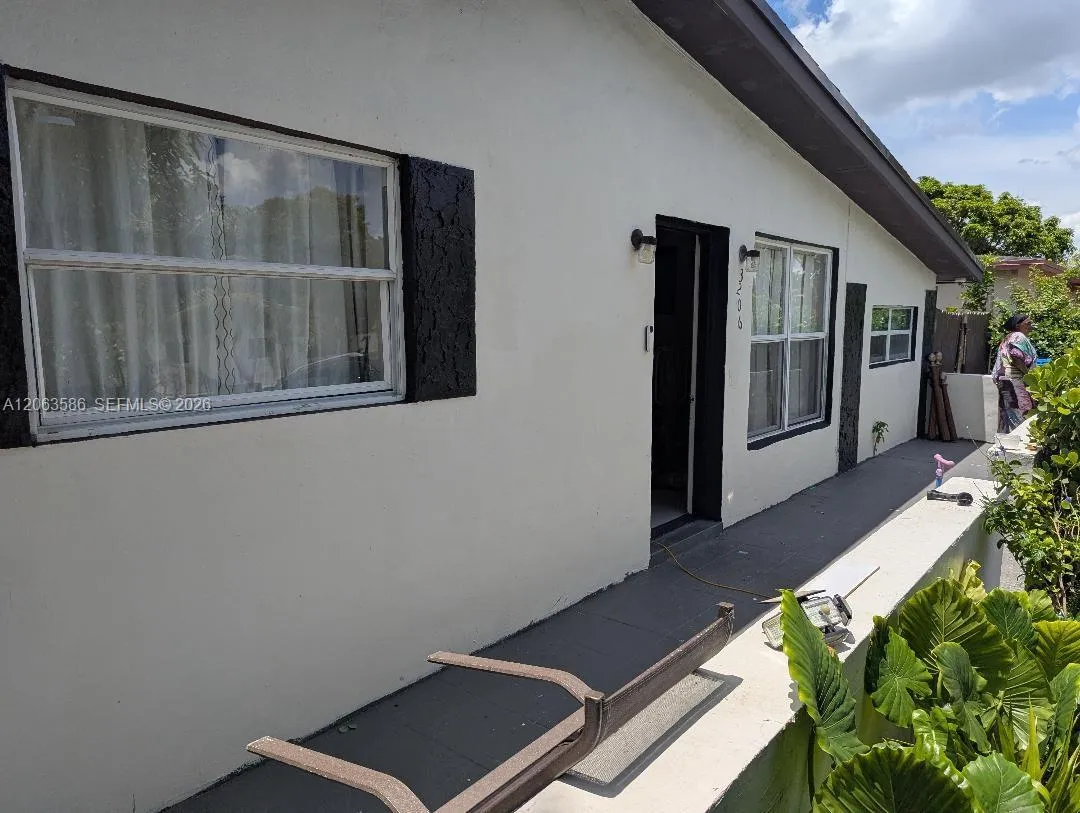 Foto de propiedad en 3206 SW 47th Avenue, West Park, FL 33023 West Park con MLS# 