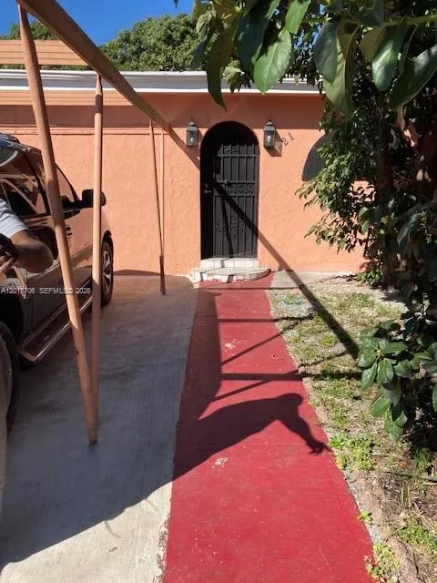 Foto de propiedad en 321 NW 145th Street, Miami, FL 33168 Miami con MLS# 